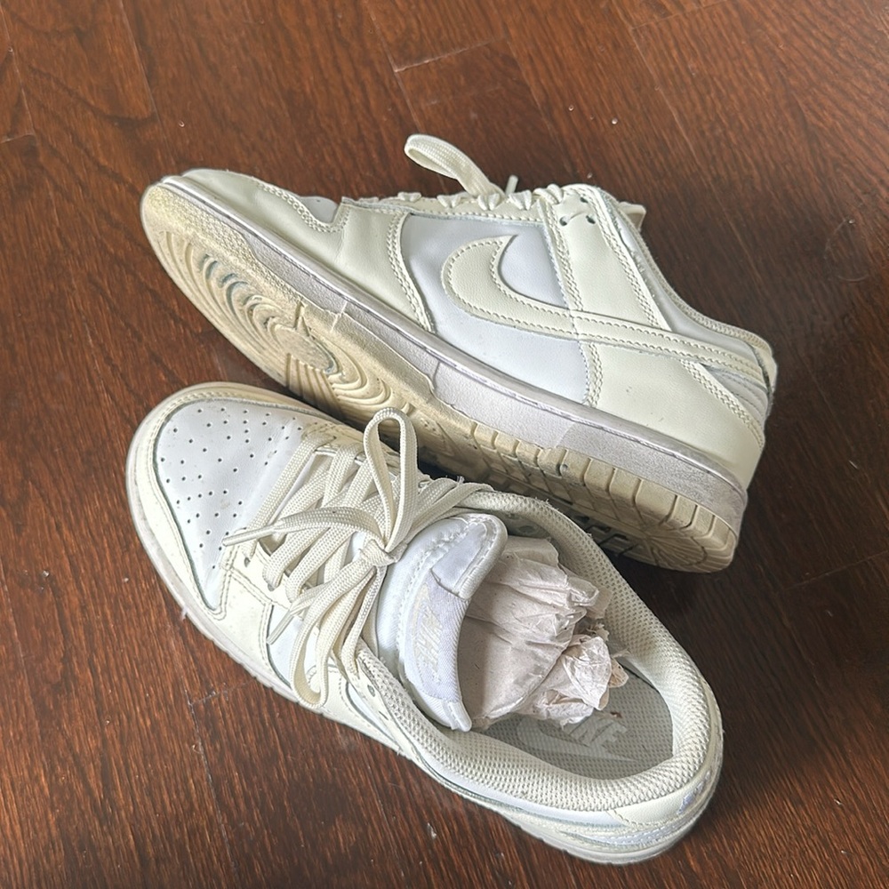 White Nike Dunks size 6.5